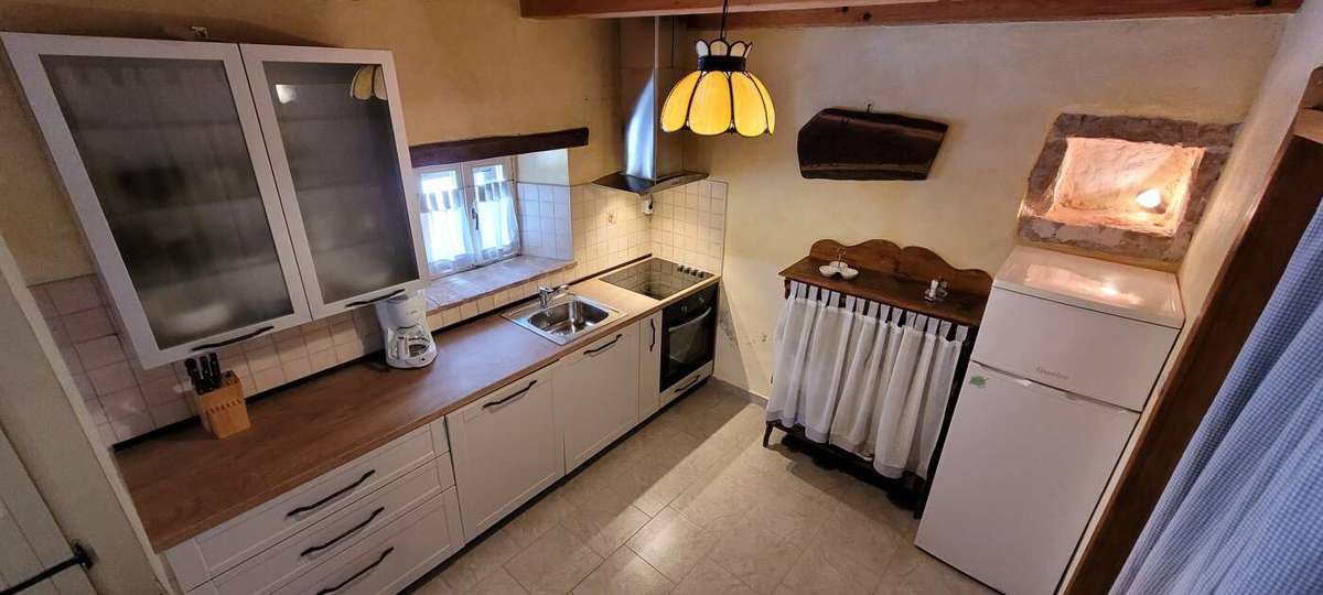 Tenuta con due case in pietra e piscina